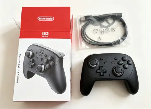 之前一直用初代Switch Pro手柄，换新主机后想体验完整原生功能，对比了现货，选择在挖煤姬下单。这次选Air pocket线路，速度超出预期，日本发货到我签收只用了大概十天，物流效率很棒。包装防护扎实，到手盒子完好无磕碰，全套包含手柄本体+USB-C充电线，品相...