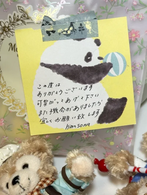 入手了超级美萌的雪莉玫小包和好多崽崽，放进新买的痛包里，美美拥有了迪士尼痛包，还收到了樱花妹手写的便利贴，很可爱～这一单走的竹蜻蜓，价格实惠，退了四十米差价，最后邮费得40米+，不错不错呀