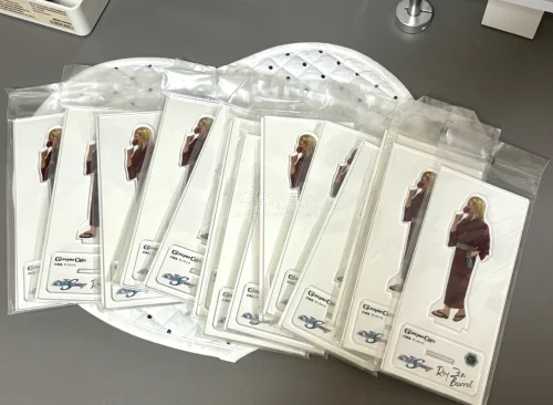 使用挖煤姬进行海淘购物很多次了，是很方便的购物软件 买东西也很快，拍卖也比较丝滑，这次切的一些立牌， 很喜欢这种的制品 一直很喜欢的梦情柄图 希望下次也能吃到。