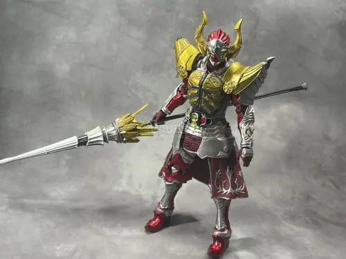 SIC巴隆香蕉装甲，西洋骑士风格魔改太帅！金属件加持站姿很稳，红金银漆面华丽，长矛可以长短切换，附带多款锁种配件，裙摆软胶设计不干涉可动。铠武SIC里面很出彩的一款，霸气十足，收藏非常合适。