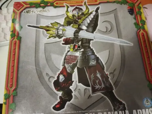 SIC巴隆香蕉装甲，西洋骑士风格魔改太帅！金属件加持站姿很稳，红金银漆面华丽，长矛可以长短切换，附带多款锁种配件，裙摆软胶设计不干涉可动。铠武SIC里面很出彩的一款，霸气十足，收藏非常合适。