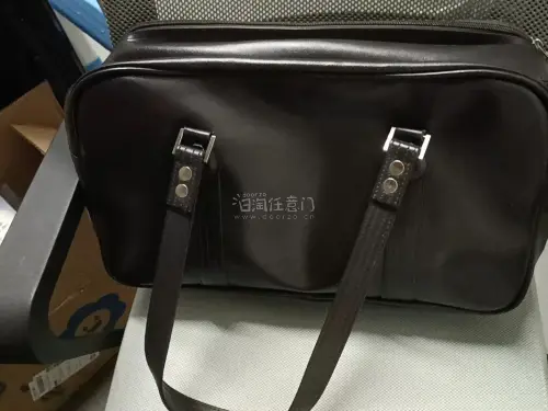 个人觉得这次经历是十分愉快的，大半夜在本平台上刷到了EAST BOY的一个好价制服包，就火速拿下了，夹层很多，还有放水杯的地方，到手也是十分满意的，破损非常的小，打包很严实，非常感谢平台～