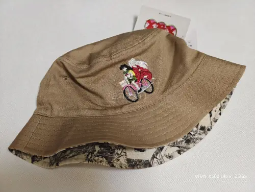 这一单选的ems从合单到送达都很快
打包很到位 
虽然选了去除卖家原包装但是挖煤姬还是帮我塞了很多泡沫纸包裹 点赞
切了两个graniph和犬夜叉的联名帽子还有古早的贴纸
状态都非常不错 帽子是全新带吊牌的
特别喜欢刺绣的柄图 精美可爱
贴纸也没有泛黄卷翘 看着是未...