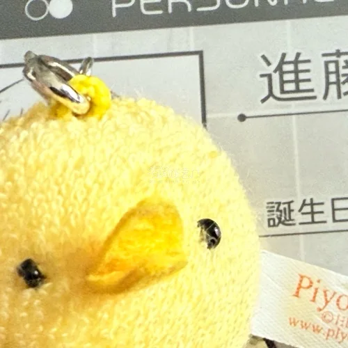 终于入手了小光同款的小鸡挂件！毛绒绒的手感特别软，黄色也很鲜亮，小嘴巴和圆眼睛做得超级精致，拿在手里就忍不住想捏一捏。附带的进藤光个人资料卡也保存得很好，满满的回忆杀。卖家包装很用心，物品和描述完全一致，挖煤姬这边发货也很顺利，整个购物过程非常省心，推荐给同样喜欢棋...