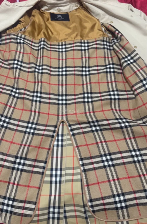 巴宝莉风衣成色很好，带羊毛内胆，经典巴尔玛肯版型，简约大气~
Blackglam 认证貂毛油光发亮，非常厚实。
包装稳妥，物流快速，总的来说是不错的海淘体验!