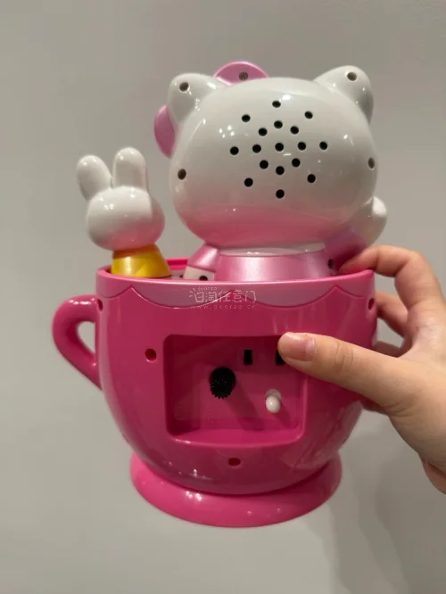 拍卖拍到一个品相完美的Kitty茶杯造型的大闹钟，还带原盒，几十年前的东西和新的一样！功能和品相都完美！