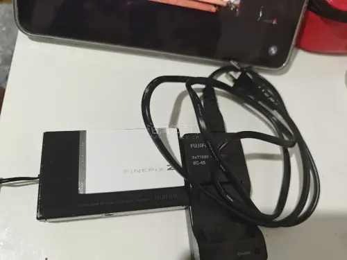 买了最近较火的索尼nex-5t东西很新，价格也不错，还买了ccd富士z100fd也是很新，两个一起运费也不贵，走的海运，已经第五次在这里购买东西了。