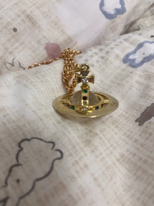 Vivienne Westwood非常美的项链一条呀，浓金色中古大号orb，三百块淘到的，性价比拉满了！感谢挖煤姬(>^ω^<)