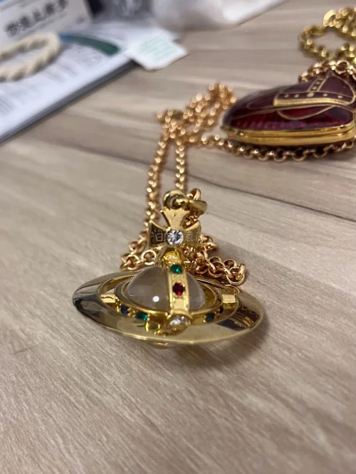 Vivienne Westwood非常美的项链一条呀，浓金色中古大号orb，三百块淘到的，性价比拉满了！感谢挖煤姬(>^ω^<)