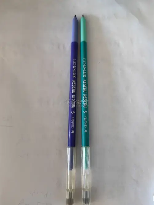 这款U‑LUX可消字圆珠笔太好用啦！笔身颜色清新好看，书写顺滑流畅，出墨均匀饱满，字迹清晰，记笔记、划重点、写习题都特别顺手。
 
自带消字笔头，写错直接摩擦就能消除字迹，修改起来特别方便，纸面干净整洁，不会把本子蹭得坑坑洼洼。笔杆握持手感舒适，书写手感很棒。非常适...