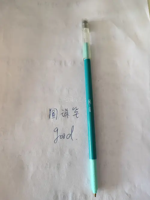 这款U‑LUX可消字圆珠笔太好用啦！笔身颜色清新好看，书写顺滑流畅，出墨均匀饱满，字迹清晰，记笔记、划重点、写习题都特别顺手。
 
自带消字笔头，写错直接摩擦就能消除字迹，修改起来特别方便，纸面干净整洁，不会把本子蹭得坑坑洼洼。笔杆握持手感舒适，书写手感很棒。非常适...