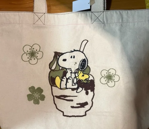 最近入了几款Snoopy，都是日本地区限定，可爱又实用～
由布院Snoopy茶屋·帆布袋
双面设计超用心！一面是史努比和糊涂塌客躲在茶碗里，周围点缀绿梅，背面还有CHA-YA logo。米白帆布百搭日常，实用性?
飞驒高山限定·祈福挂件
史努比穿蓝色传统法被，绣着「...