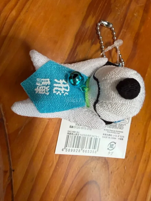 最近入了几款Snoopy，都是日本地区限定，可爱又实用～
由布院Snoopy茶屋·帆布袋
双面设计超用心！一面是史努比和糊涂塌客躲在茶碗里，周围点缀绿梅，背面还有CHA-YA logo。米白帆布百搭日常，实用性?
飞驒高山限定·祈福挂件
史努比穿蓝色传统法被，绣着「...