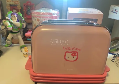最近买了很多Kitty的周边，有面包机和饭盒以及摆件，盘子，都很漂亮，而且非常实用。我都快被Kitty萌化了
