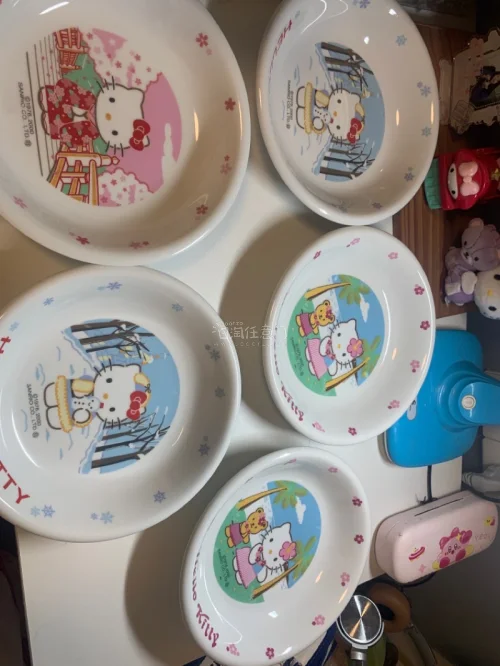 最近买了很多Kitty的周边，有面包机和饭盒以及摆件，盘子，都很漂亮，而且非常实用。我都快被Kitty萌化了