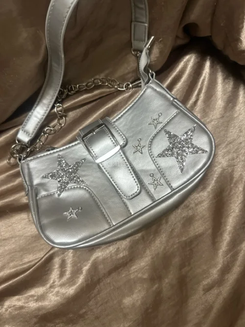整体来说算是很满意的，一只包包，这个包包很小重，然后他有两条链条也非常的方便，然后物流也很快，然后客服也挺好的，整体来说是满意的一个包包