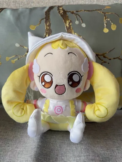 《小魔女DoReMi》主角小花为原型的毛绒玩偶，头戴白色小帽，魔女服基本细节复原得还可以，黄色双马尾是其标志性特征，刺绣部分尤为精致耐看