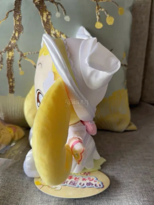 《小魔女DoReMi》主角小花为原型的毛绒玩偶，头戴白色小帽，魔女服基本细节复原得还可以，黄色双马尾是其标志性特征，刺绣部分尤为精致耐看