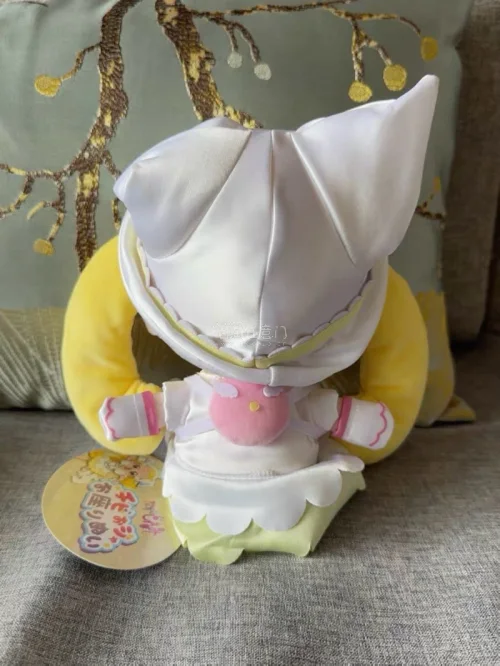 《小魔女DoReMi》主角小花为原型的毛绒玩偶，头戴白色小帽，魔女服基本细节复原得还可以，黄色双马尾是其标志性特征，刺绣部分尤为精致耐看