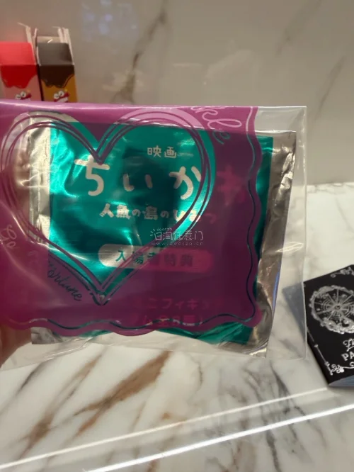 挖到宝啦！是《吉伊卡哇：人鱼之岛的秘密》剧场版周边
拿到入场特典和乌萨奇摇摇钥匙扣，还有超美的乌萨奇透明卡片。草裙造型的小兔兔元气满满，钥匙扣晃动的时候脑袋会摇摆，质感超棒。是观影限定款，包装精致，乌萨奇厨狂喜