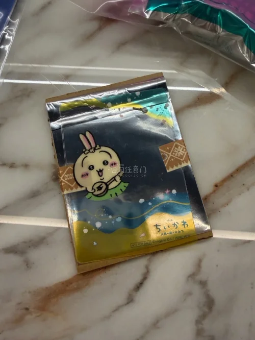 挖到宝啦！是《吉伊卡哇：人鱼之岛的秘密》剧场版周边
拿到入场特典和乌萨奇摇摇钥匙扣，还有超美的乌萨奇透明卡片。草裙造型的小兔兔元气满满，钥匙扣晃动的时候脑袋会摇摆，质感超棒。是观影限定款，包装精致，乌萨奇厨狂喜
