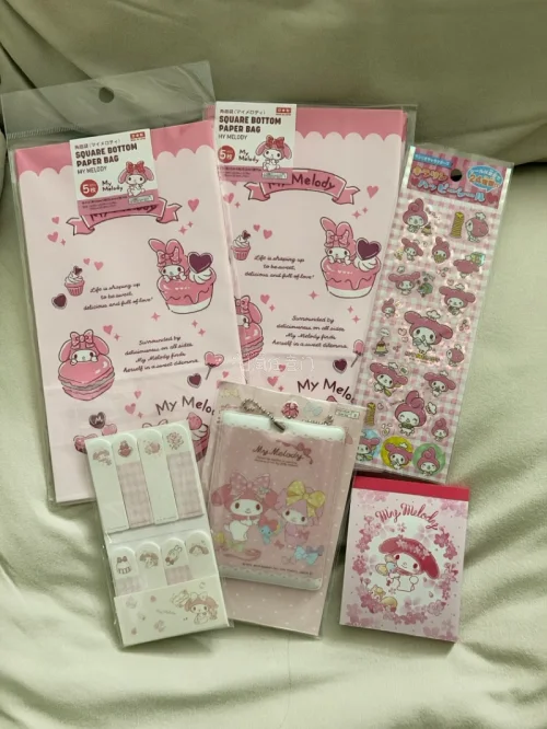 谁能拒绝一整套粉乎乎的三丽鸥老款文具！
美乐蒂纸袋、镭射贴纸，糖兔爱心信纸软乎乎，双子星吧唧套装复古感拉满。纸质细腻，图案都是满满的甜点元素，温柔又治愈。写手写信、拼手账都超合适，每一件小东西都萌到心坎，收集的快乐直接拉满✨