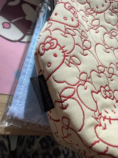 超低价收到了京都限定的口金包！红苹果刺绣口金包质感拉满，刺绣纹路细腻，人鱼Kitty毛巾、小玩偶还有随身镜全都软乎乎的，品相完好没有瑕疵。打包超用心，漂洋过海顺利收到，几天就到了！我将继续蹲漂亮Kitty单品！！任意门太好用了哈哈?