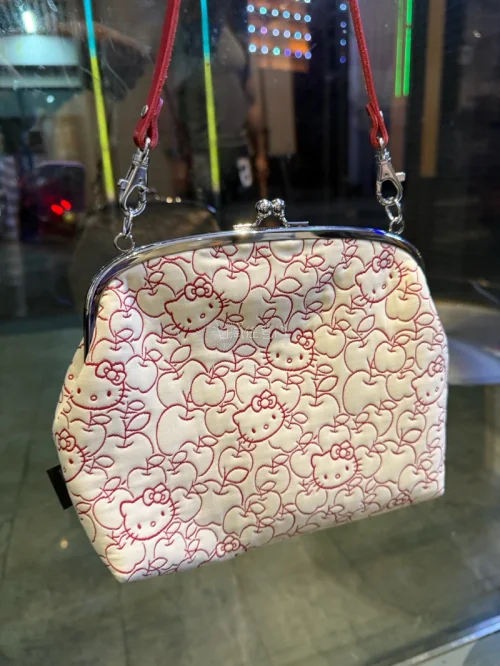 超低价收到了京都限定的口金包！红苹果刺绣口金包质感拉满，刺绣纹路细腻，人鱼Kitty毛巾、小玩偶还有随身镜全都软乎乎的，品相完好没有瑕疵。打包超用心，漂洋过海顺利收到，几天就到了！我将继续蹲漂亮Kitty单品！！任意门太好用了哈哈?