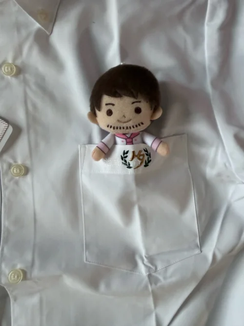 购入了一件校供和一个玩偶，合单发货，期间有不懂的地方去问客服，态度很耐心，问了起码15分钟也没有随便结束聊天，商品都已安全到家