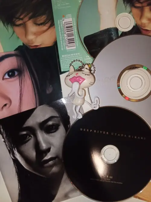 这次淘到了许多关于熊光的年代物，有两件衣服，两件忠一猫猫，还有经典的三张CD。使用air物流历经十几天终于收到手啦！将CD放入CD机，声音响起的那刻仿佛瞬间被歌声拉回到那个歌姬争霸的年代。将玩偶摆放在床边才是玩偶的“正确归宿”，加入侍寝大军，看一眼就超级幸福！能淘到...