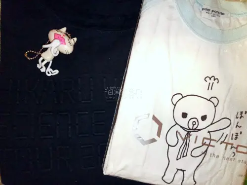 这次淘到了许多关于熊光的年代物，有两件衣服，两件忠一猫猫，还有经典的三张CD。使用air物流历经十几天终于收到手啦！将CD放入CD机，声音响起的那刻仿佛瞬间被歌声拉回到那个歌姬争霸的年代。将玩偶摆放在床边才是玩偶的“正确归宿”，加入侍寝大军，看一眼就超级幸福！能淘到...