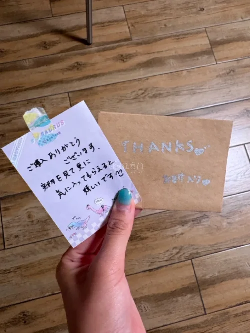 这次日淘收了谷子还有衣服(((o(ﾟ▽ﾟ)o)))
挺激动的，第一次用挖煤姬淘服饰，下单前还特别担心尺寸不合身，还好站内有快捷留言，向卖家确认好了衣服的各项尺寸才切下，收到后没踩雷，很方便(｡ì _ í｡)
忘了这次选的打包方式是啥了，好像什么附加条件也没选，但是开...
