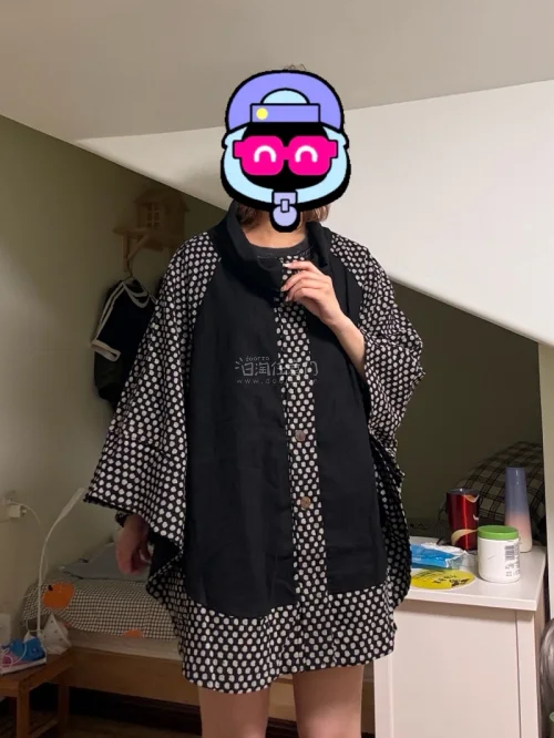 这次日淘收了谷子还有衣服(((o(ﾟ▽ﾟ)o)))
挺激动的，第一次用挖煤姬淘服饰，下单前还特别担心尺寸不合身，还好站内有快捷留言，向卖家确认好了衣服的各项尺寸才切下，收到后没踩雷，很方便(｡ì _ í｡)
忘了这次选的打包方式是啥了，好像什么附加条件也没选，但是开...
