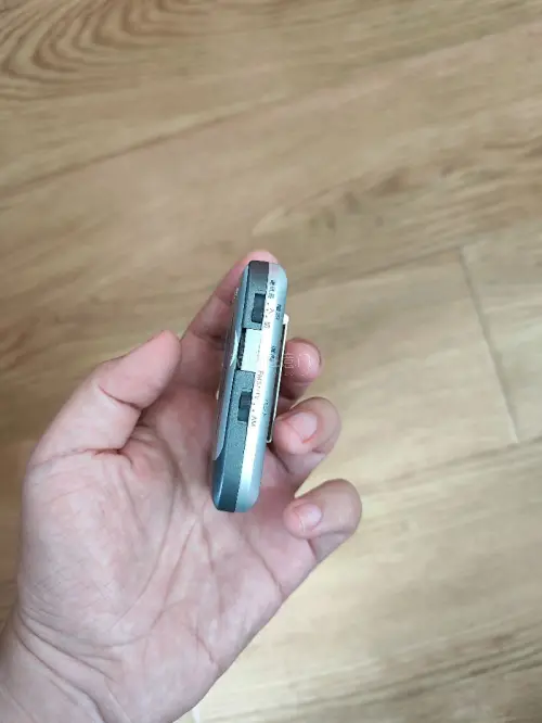 这次从挖煤姬切到了经典的aiwa袖珍收音机，小巧机身藏着模拟时代的浪漫，在2000世界最初的几年，这个小家伙卖到298，差不多是学生一个月的生活费了。轻拧旋钮，电波穿过嘈杂，熟悉的声音缓缓流淌。旧物未老，每一声沙沙底噪，都是属于青春独有的回响。