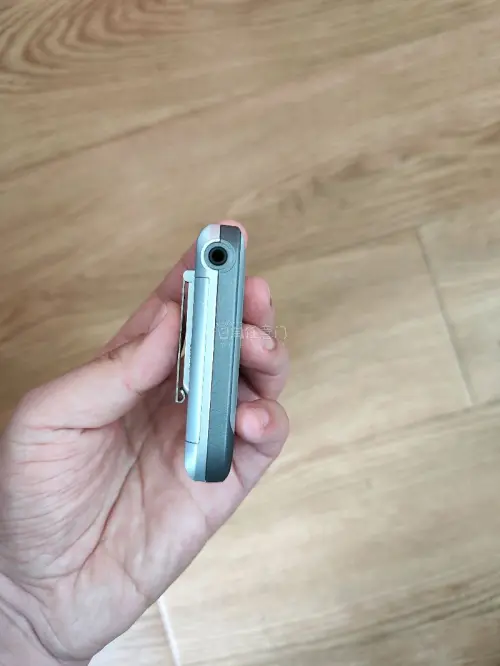 这次从挖煤姬切到了经典的aiwa袖珍收音机，小巧机身藏着模拟时代的浪漫，在2000世界最初的几年，这个小家伙卖到298，差不多是学生一个月的生活费了。轻拧旋钮，电波穿过嘈杂，熟悉的声音缓缓流淌。旧物未老，每一声沙沙底噪，都是属于青春独有的回响。