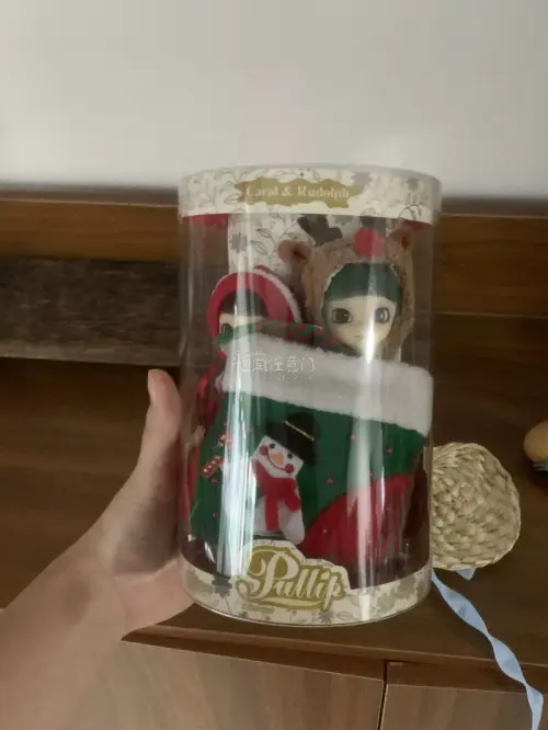 挖煤姬蹲到的中古Pullip普利普mini圣诞限定款终于到了！包装依旧让人安心，纸箱硬挺，里面气泡膜裹了好几层，娃娃还有独立塑封袋防尘，拆开一看，娃面妆完好无瑕，关节也紧实。中古品相能保存成这样太惊喜了，挖煤姬淘娃真的靠谱！