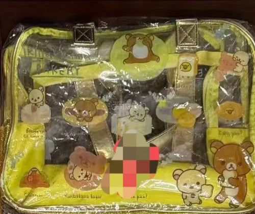 这次淘到两套超心动的Rilakkuma老款周边！2012年的波波气球，轻松熊&amp;小黄鸡两款，超大尺寸，包装保存得很不错，复古感直接拉满?还有一只面包主题透明痛包，印满小熊、小白熊和小黄鸡图案，金灿灿包边，放娃或者收纳小物件都超合适，中古控真的很难拒绝这种满满的...