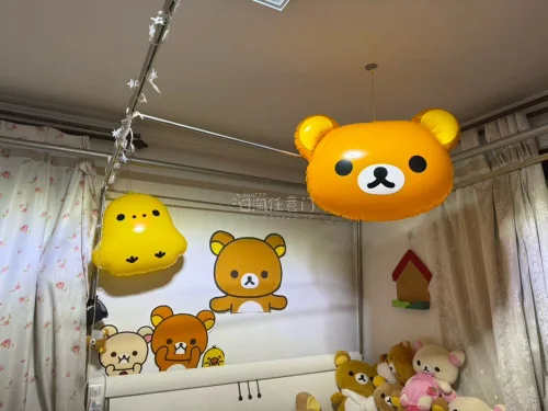这次淘到两套超心动的Rilakkuma老款周边！2012年的波波气球，轻松熊&amp;小黄鸡两款，超大尺寸，包装保存得很不错，复古感直接拉满?还有一只面包主题透明痛包，印满小熊、小白熊和小黄鸡图案，金灿灿包边，放娃或者收纳小物件都超合适，中古控真的很难拒绝这种满满的...