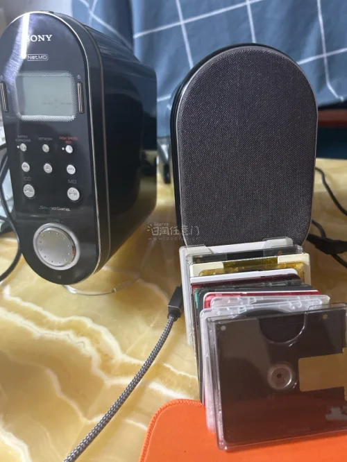 挖煤姬日淘顺利收货！这次入手一套日系小音箱和一堆MD碟片。一直喜欢复古随身音频设备，日本二手老碟保存得很不错，成色超出预期。挖煤姬的转运打包很靠谱，流程简单，怀旧玩家淘老影音器材很方便。