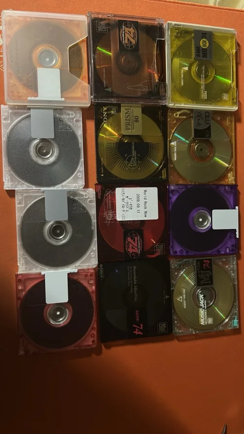 挖煤姬日淘顺利收货！这次入手一套日系小音箱和一堆MD碟片。一直喜欢复古随身音频设备，日本二手老碟保存得很不错，成色超出预期。挖煤姬的转运打包很靠谱，流程简单，怀旧玩家淘老影音器材很方便。