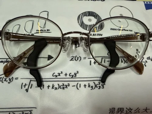 关注夏蒙线钛很久了，国内专柜价格实在让人望而却步，抱着试试看的心态在挖煤姬下单，没想到体验感这么好。镜框到手后检查了一遍，细节处理得很到位，没有瑕疵，钛材质的轻盈感名不虚传，戴一整天鼻梁和耳朵都没有压迫感。特意去配了蔡司鎏金膜，镜片通透度和防反光效果都很棒，和夏蒙镜...