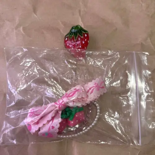 挖煤姬愉快的购物体验，发货速度也相对的比较快，包装也是比较很好的，粉色上衣很萌很可爱，还有发饰也很漂亮，还有首饰特别的可爱，挖煤姬产品非常不错，很好用，里面的物品我很满意，继续回购。