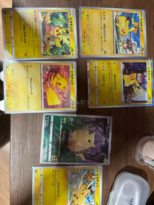 这个小皮卡丘真是太可爱了，虽然不是很贵的东西，但是真的很可爱，打包也很好，用纸板固定的，卡片没有任何事情，填充的东西也很多，太棒啦