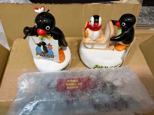 在挖煤姬入手的几只Pingu中古陶瓷音乐盒，全部摆上我的展示桌面。复古陶瓷质感很绝，旋转底座可以播放音乐，每只小企鹅造型都各有特色。
在挖煤姬淘中古周边体验很不错，能找到很多国内少见的老玩具，转运流程省心，收藏党淘货幸福感满满。