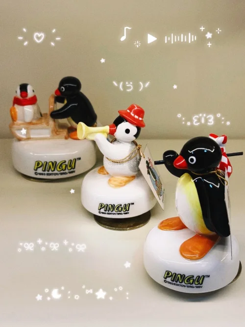 在挖煤姬入手的几只Pingu中古陶瓷音乐盒，全部摆上我的展示桌面。复古陶瓷质感很绝，旋转底座可以播放音乐，每只小企鹅造型都各有特色。
在挖煤姬淘中古周边体验很不错，能找到很多国内少见的老玩具，转运流程省心，收藏党淘货幸福感满满。