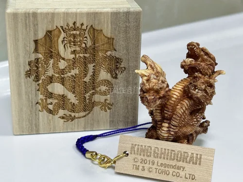 很完美的一次购物，到手价格很低，东西保存也很好，不愧是守亚大师的作品，根付虽小但做工很精细，用料也很实在，期待下一次购物