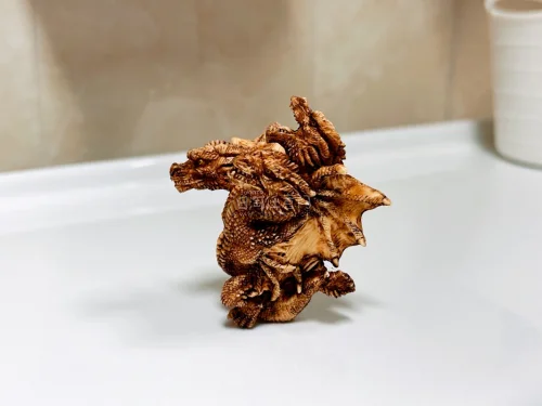 很完美的一次购物，到手价格很低，东西保存也很好，不愧是守亚大师的作品，根付虽小但做工很精细，用料也很实在，期待下一次购物
