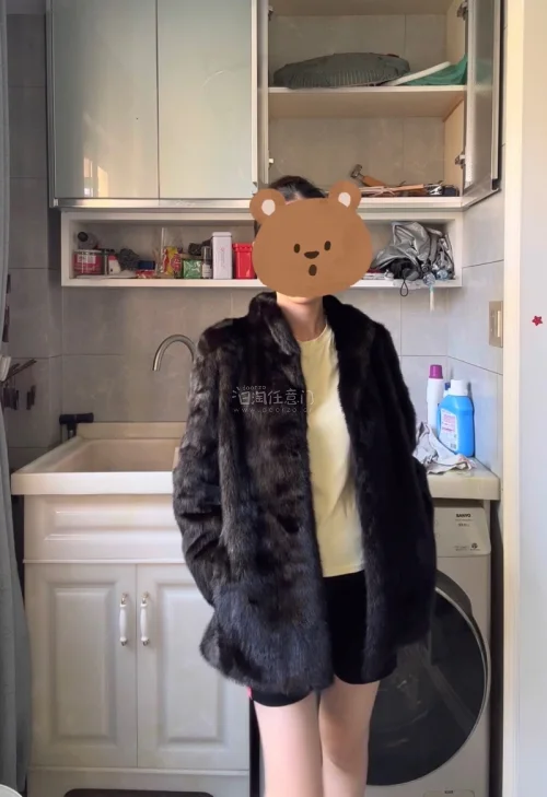 挖煤姬第一次挖貂皮大衣就挖到了非常惊喜的黑貂，非常的开心！衣服上身尺码刚刚好，垫肩也不会显得很突出，皮毛质地光滑油亮，不比那些萨嘎标的皮草差。ROTINY不愧是皮草老牌子，做工很好，保存的也挺好的。这次海淘很满意，继续支持挖煤姬！