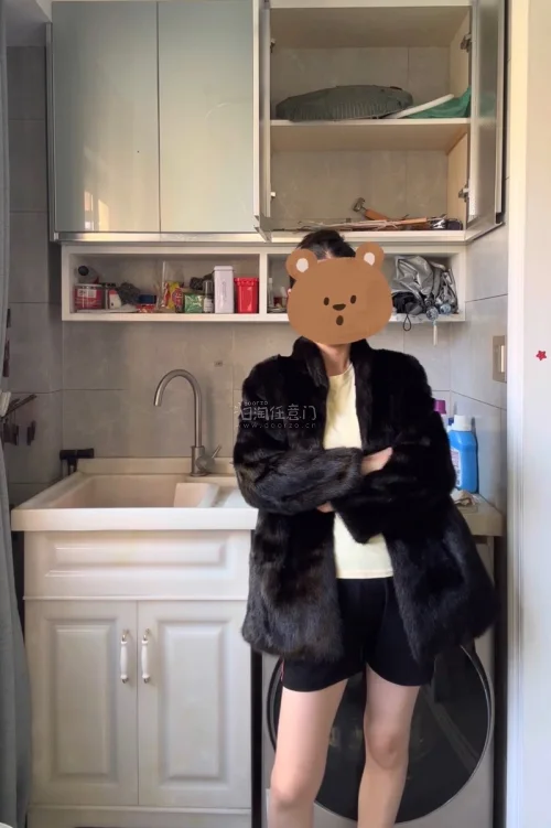 挖煤姬第一次挖貂皮大衣就挖到了非常惊喜的黑貂，非常的开心！衣服上身尺码刚刚好，垫肩也不会显得很突出，皮毛质地光滑油亮，不比那些萨嘎标的皮草差。ROTINY不愧是皮草老牌子，做工很好，保存的也挺好的。这次海淘很满意，继续支持挖煤姬！