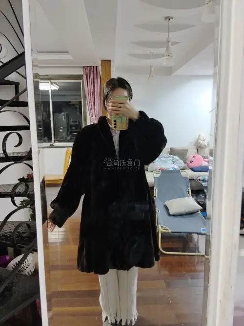 中古貂收到很满意✨
毛质浓密顺滑，无异味，品相很好。日系复古版型，拆掉垫肩上身慵懒松弛，不挑搭配，冬天保暖氛围感拉满，性价比很不错！